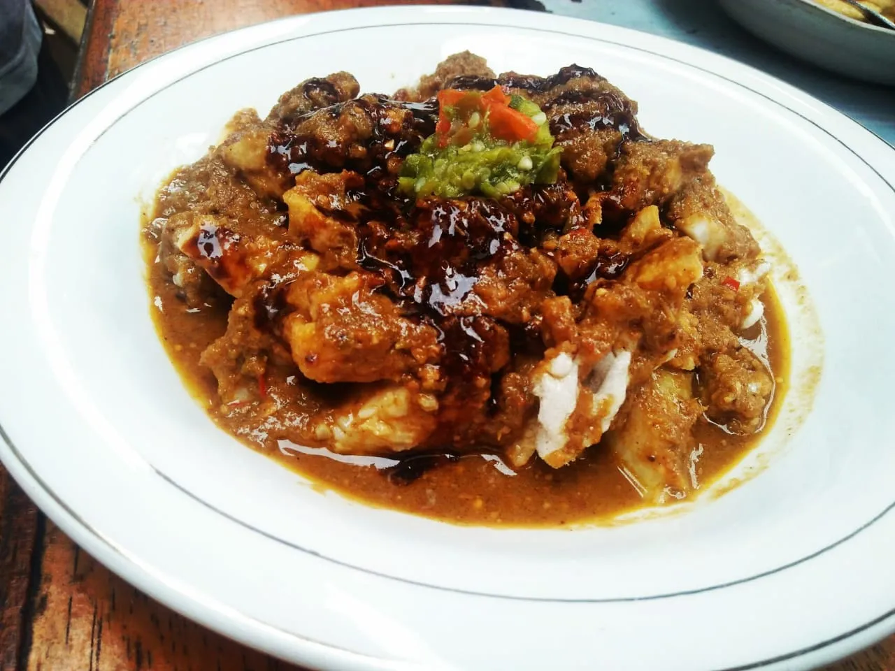 Kupat tahu bumbu kacang